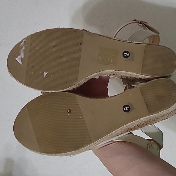 White wedge sandals with ankle strap size 9 - Picture 7 of 10